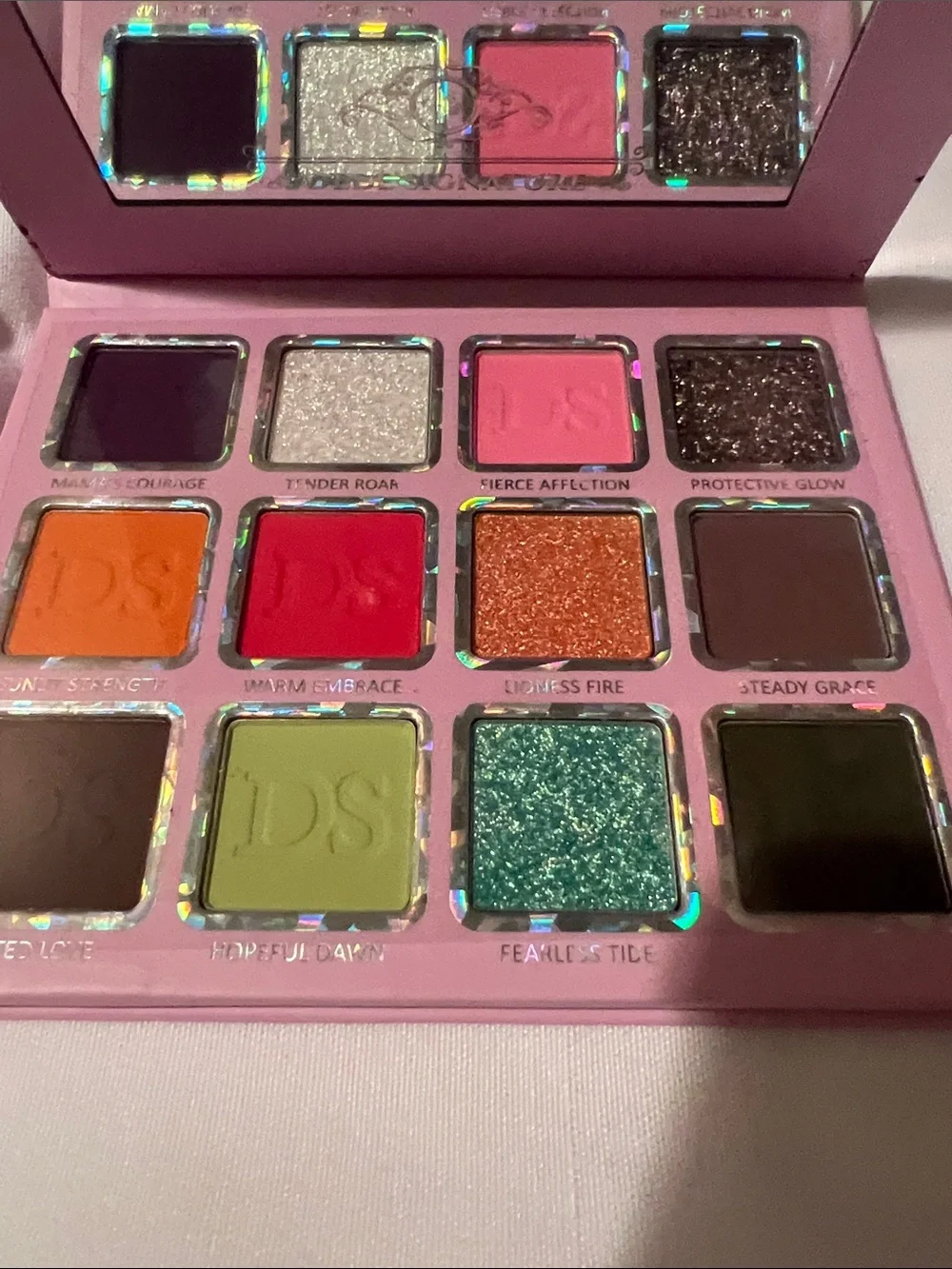 Dede’Signature pressed pigment